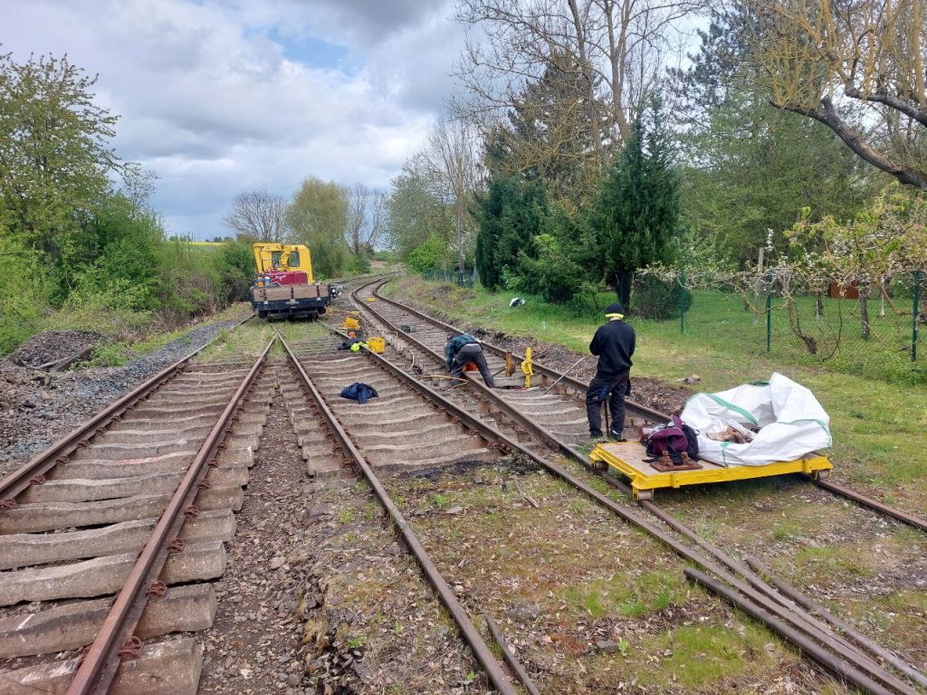 Verschrauben der Schwellen im Bahnhof Griedel, Gleis 3