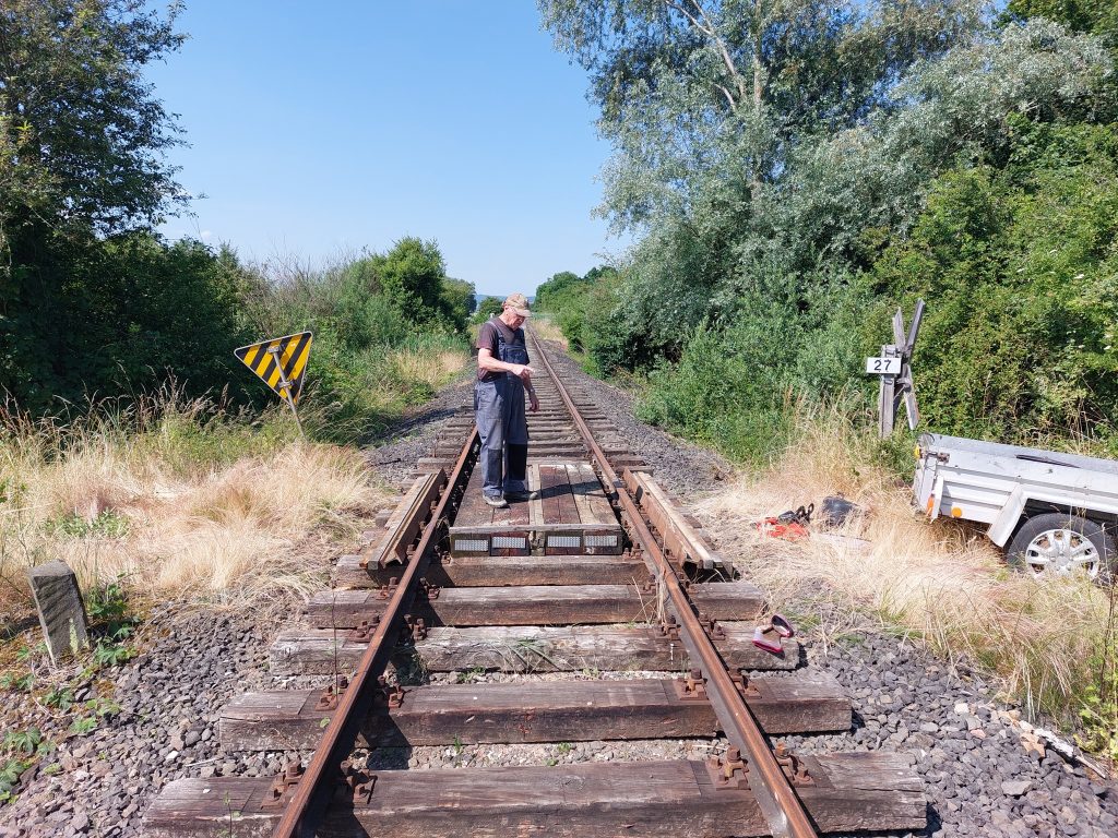 Abnahme des frisch befestigten Bahnübergangs