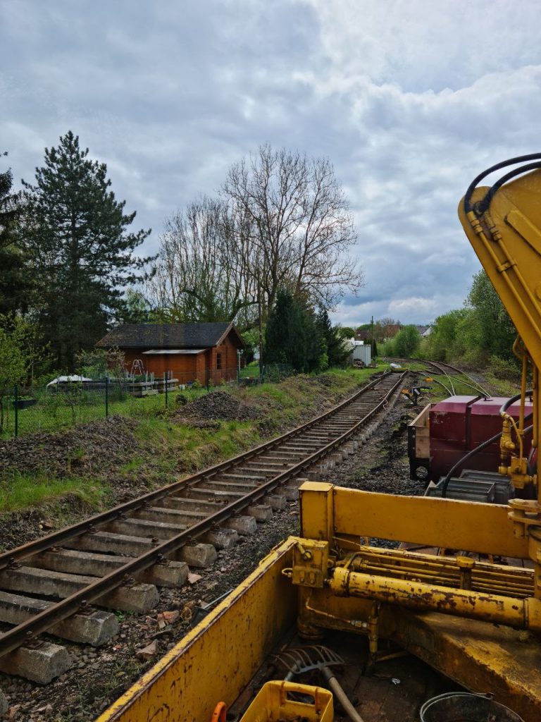 Blick auf das fertig verschraubte Gleis 3 im Bahnhof Griedel