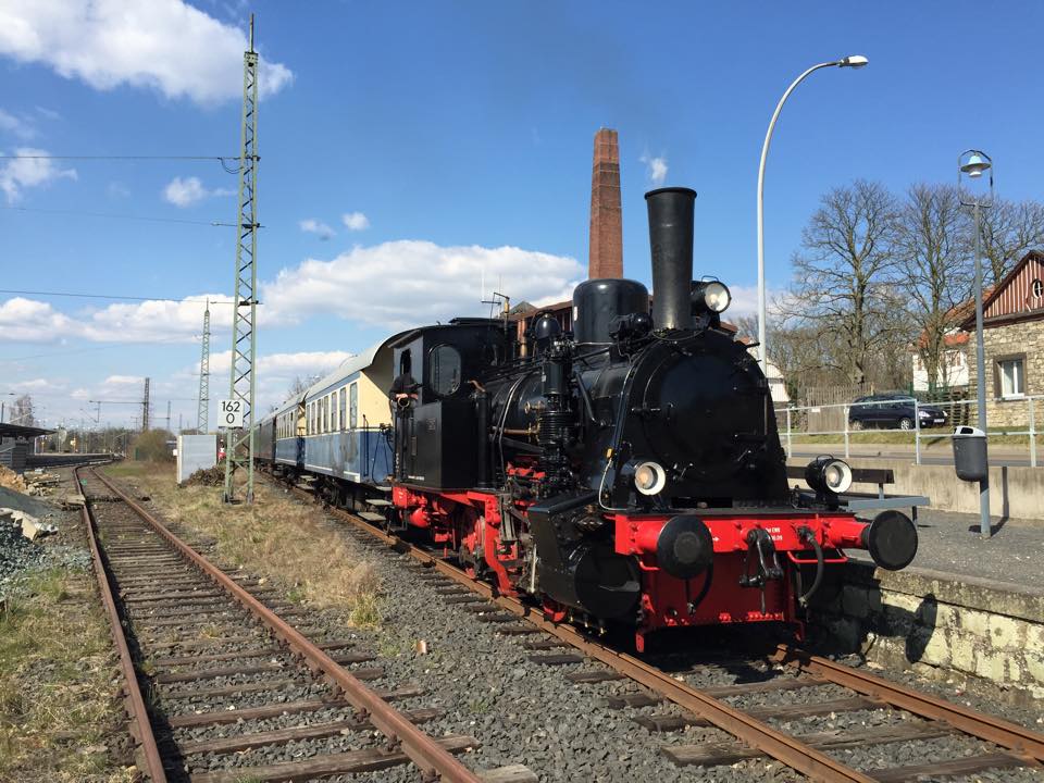 Dampflok mit Wagen im Bahnhof Bad Nauheim Nord