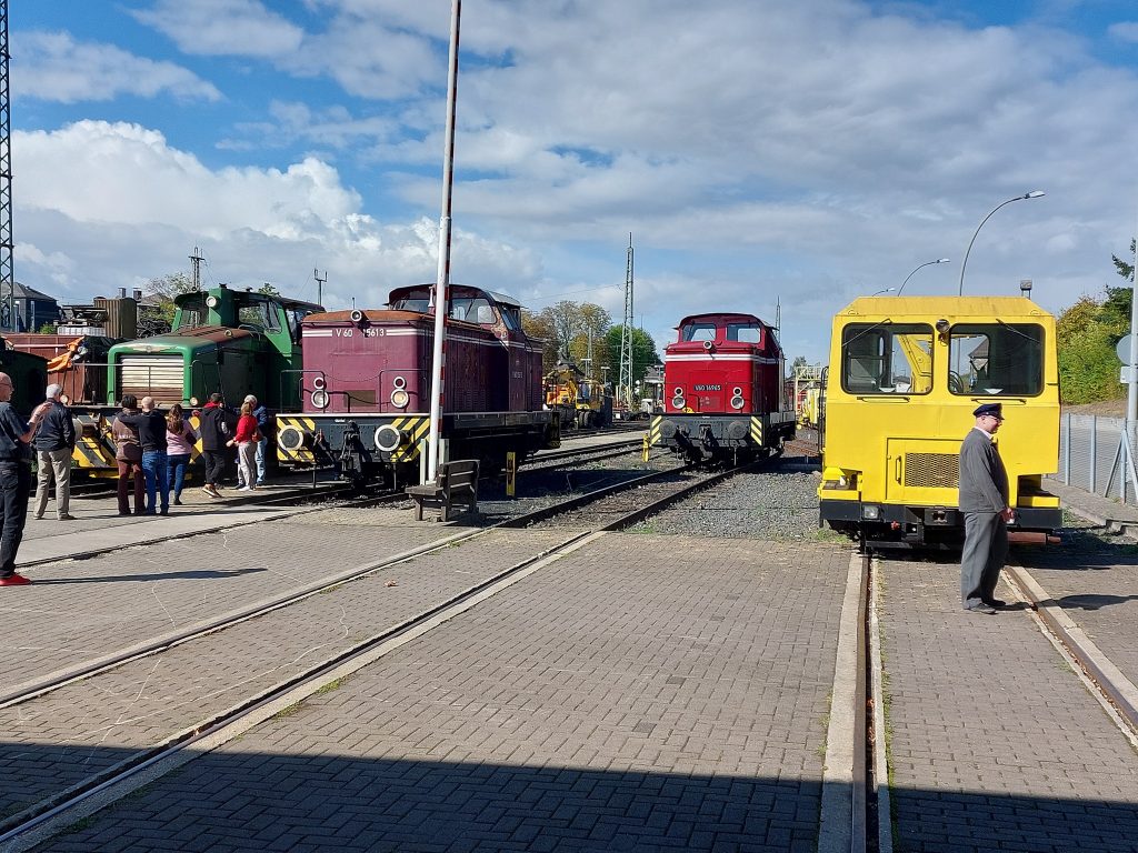 Zwei V 60 und weitere Fahrzeuge am Tag der offenen Tür