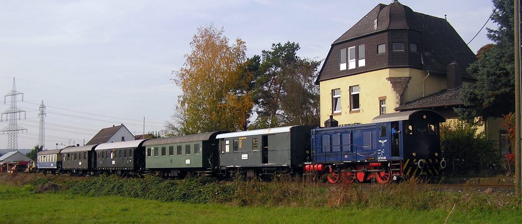 V36 mit Museumszug im Bahnhof Gambach