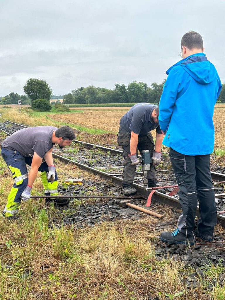 Hand in Hand: Das Bohren geht mit fixierter Platte leicht von statten.