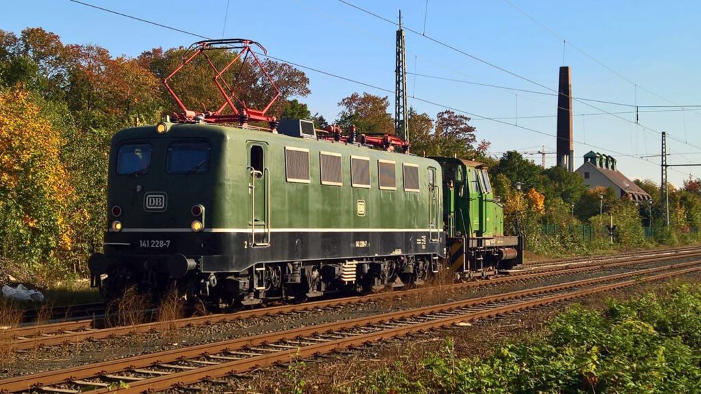 ML500C im Schlepptau eines Knallfrosch (BR 141)