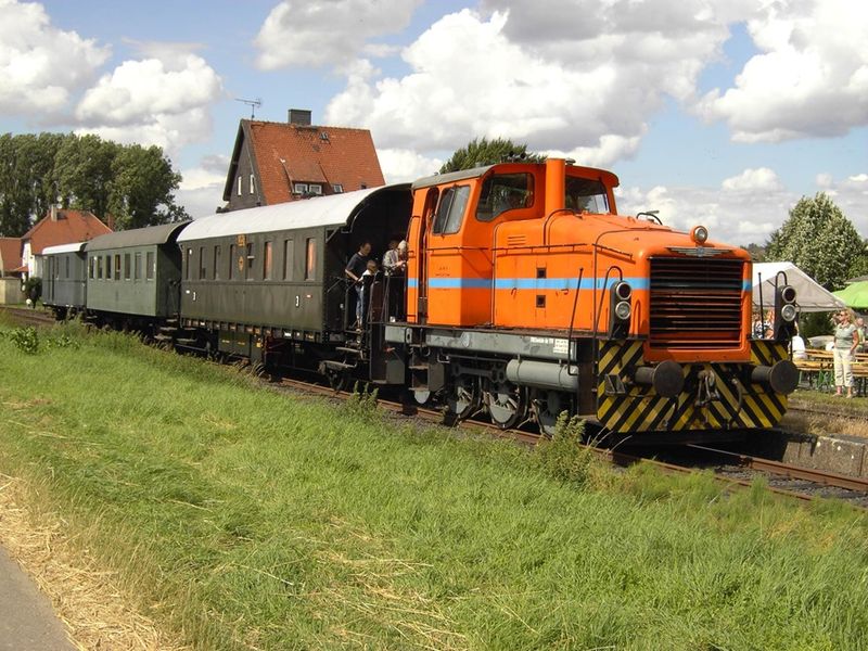 Krauss-Maffei ML 440C in alter Lackierung als Zugmaschine des Museumszugs