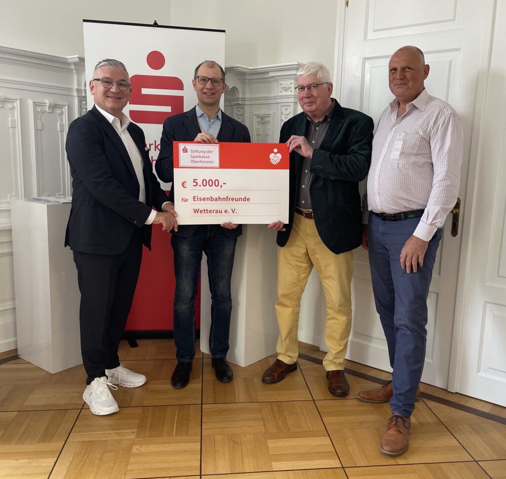 Damit der Museumszug wieder fahren kann: Landrat Jan Weckler, Vorsitzender der Stiftung der Sparkasse Oberhessen und Sparkassendirektor Frank Dehnke überreichten 5.000 Euro für umfangreiche Gleisarbeiten an Stefan John, Vorsitzender der Eisenbahnfreunde Wetterau e. V. und Manfred Göbel, 2.Vorsitzender und Kassierer der Eisenbahnfreunde Wetterau e. V.