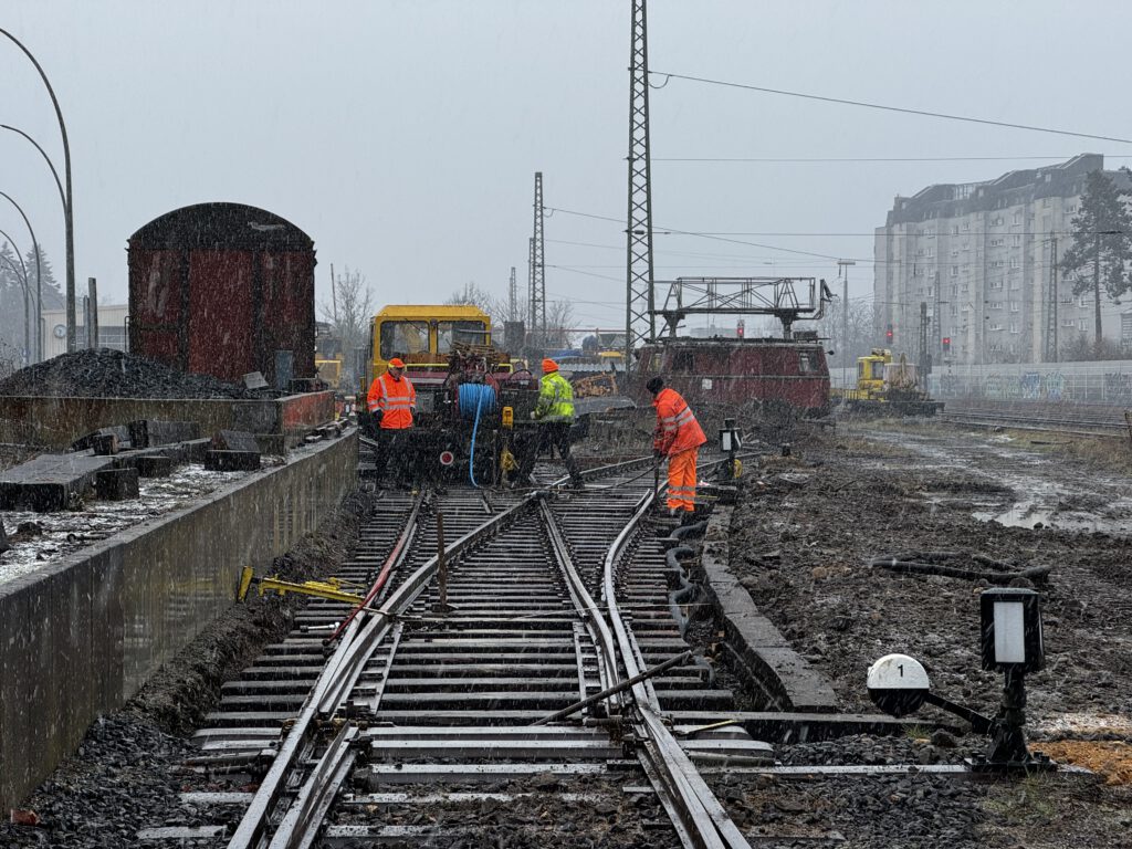 Bei Schneeregen wird dennoch montiert