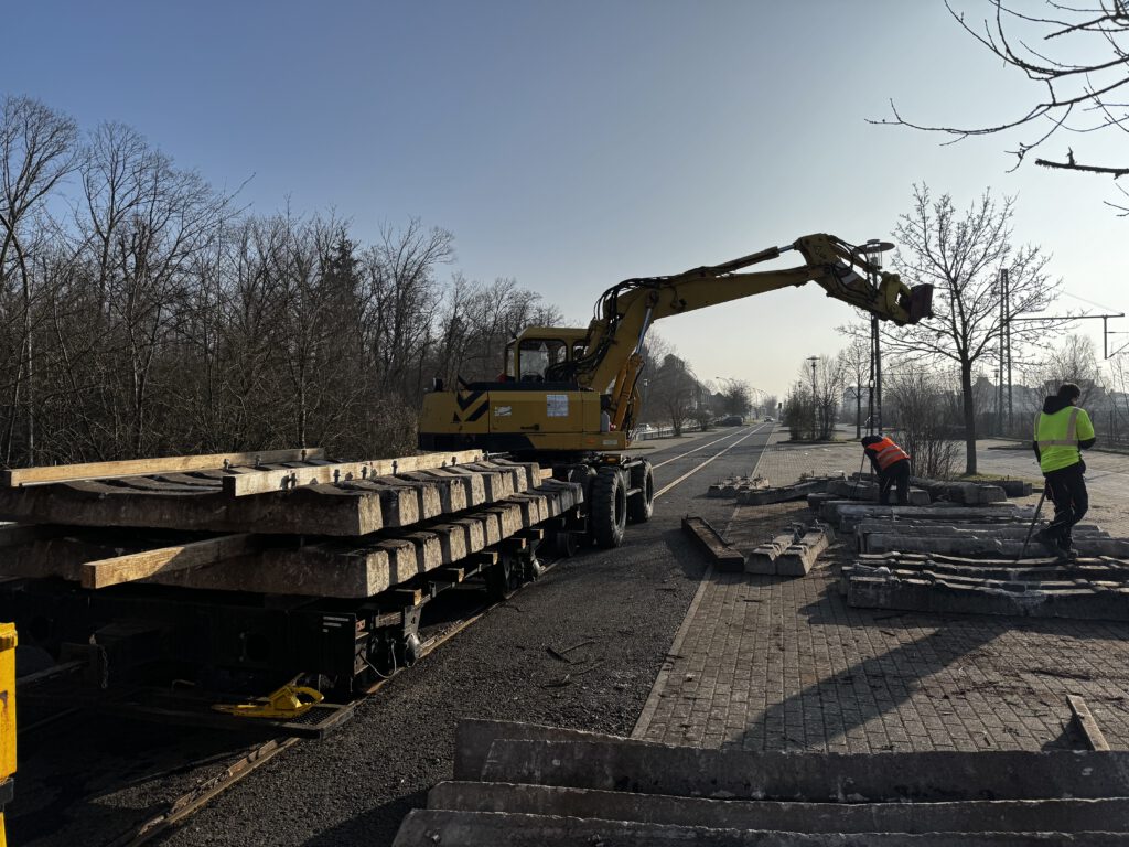 Verladen der Betonschwellen zum Einbau