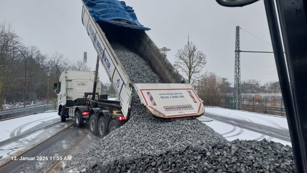 Anlieferung von neuem Schotter