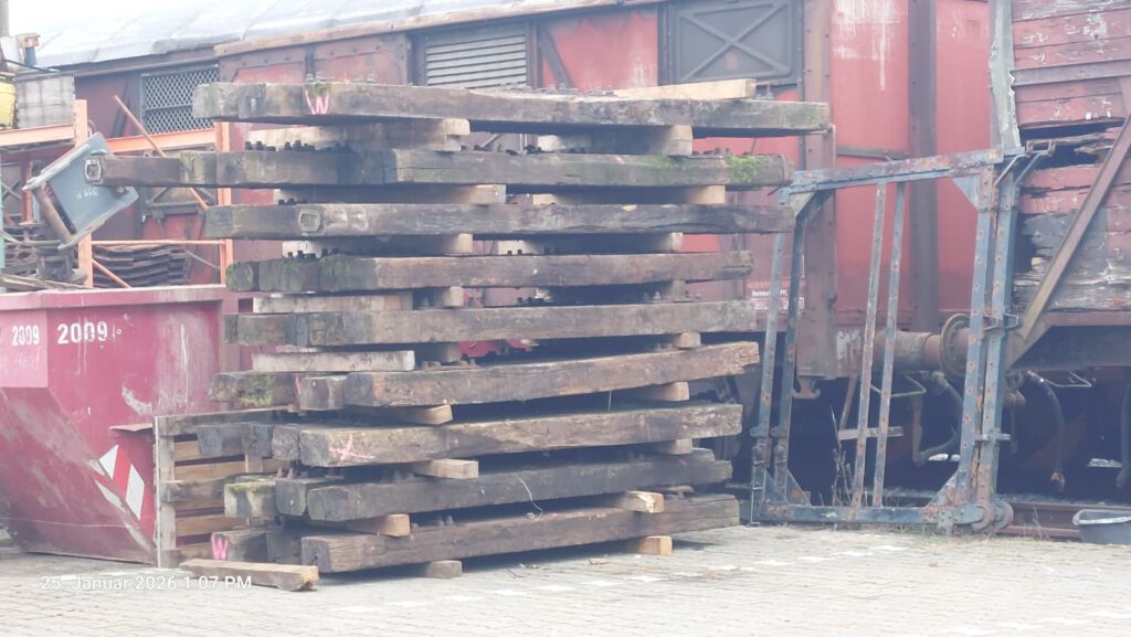 Frisch beschaffte, gebrauchte Holzschwellen aus Wiesbaden