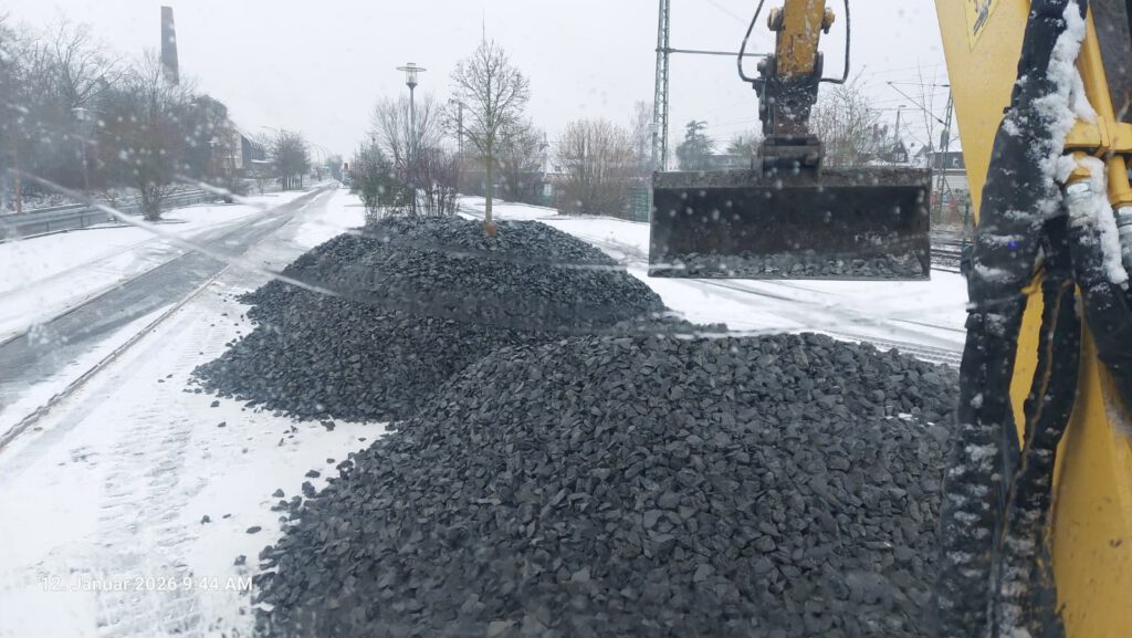 Ein großer Schotterberg, der direkt verarbeitet wird