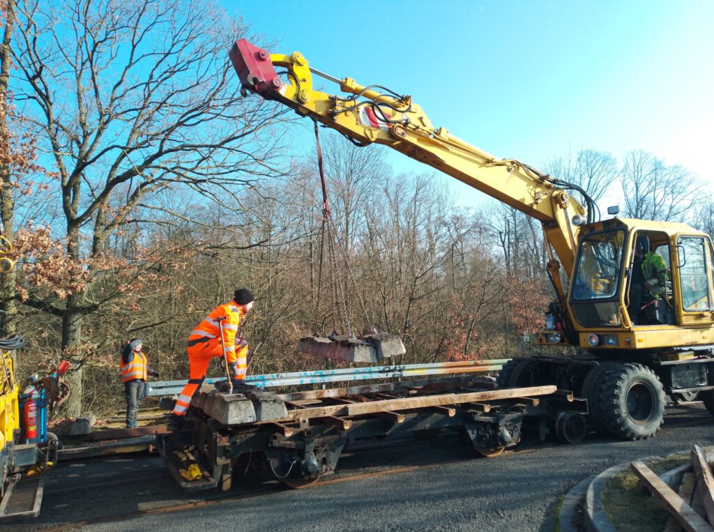 Jede Schwelle wird zum Verladen einzeln ein- und wieder ausgehakt
