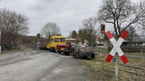 Auf dem Weg zur nächsten Baustelle: SKL25 mit Arbeitsmaterial und Geräten
