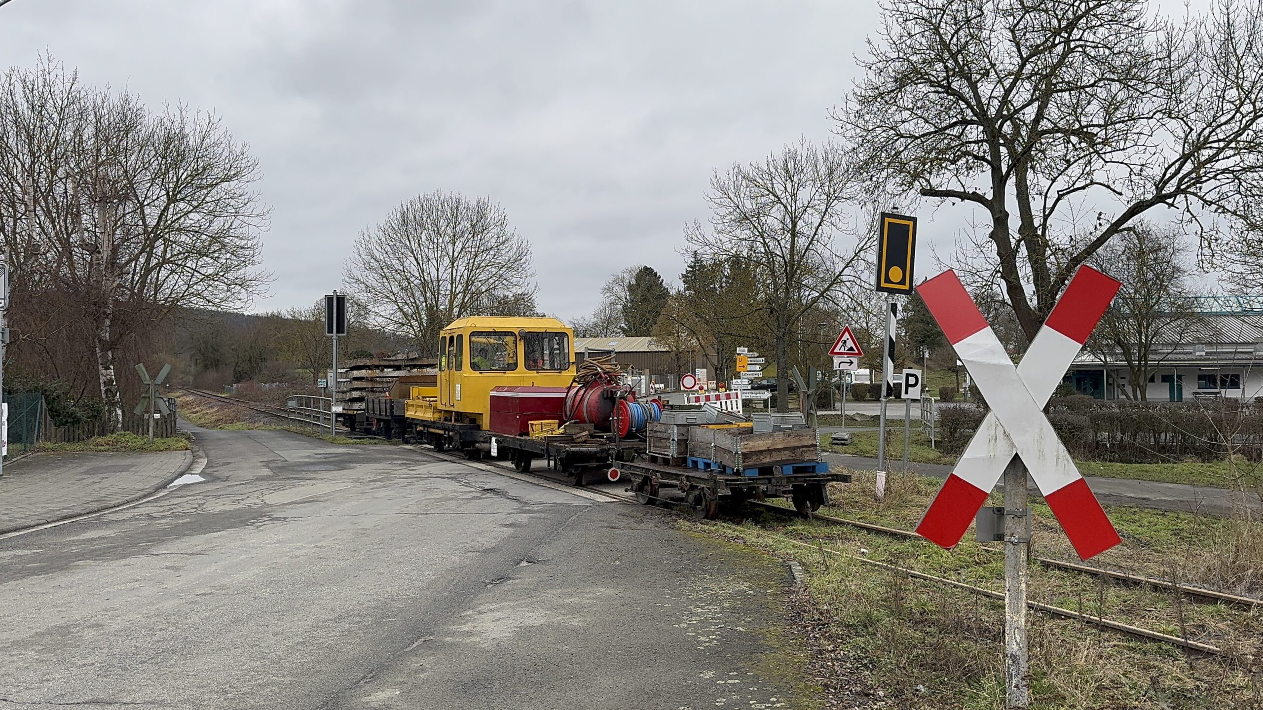 Auf dem Weg zur nächsten Baustelle: SKL25 mit Arbeitsmaterial und Geräten