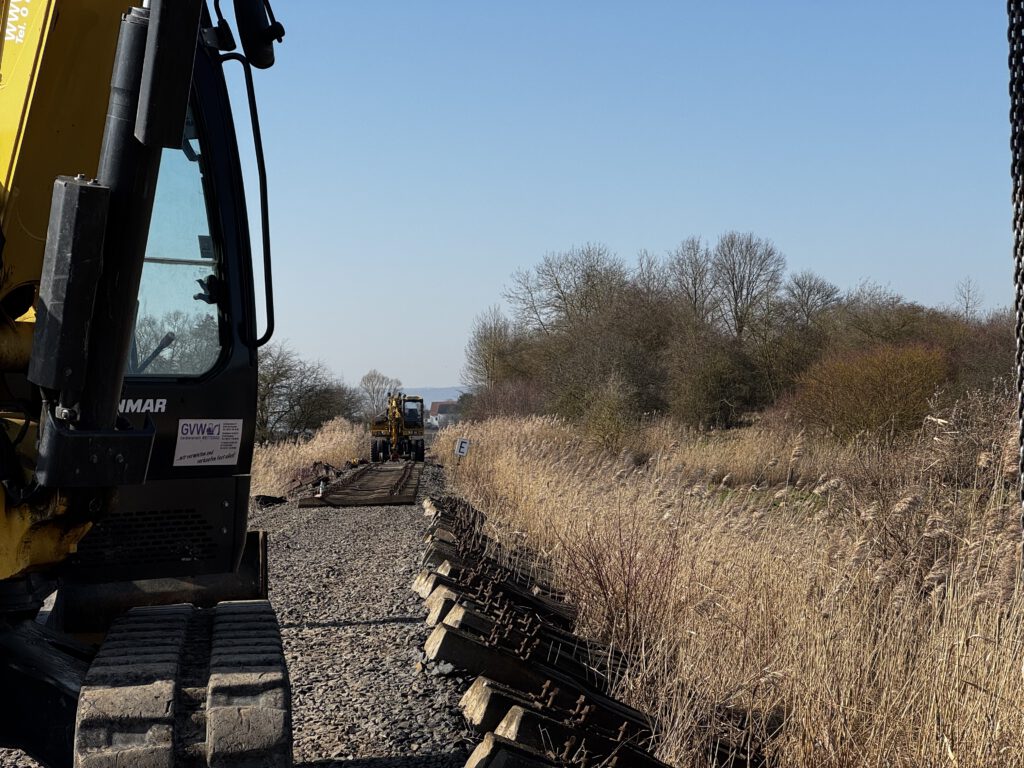 Die bereitgelegten Betonschwellen warten auf ihre Platzierung