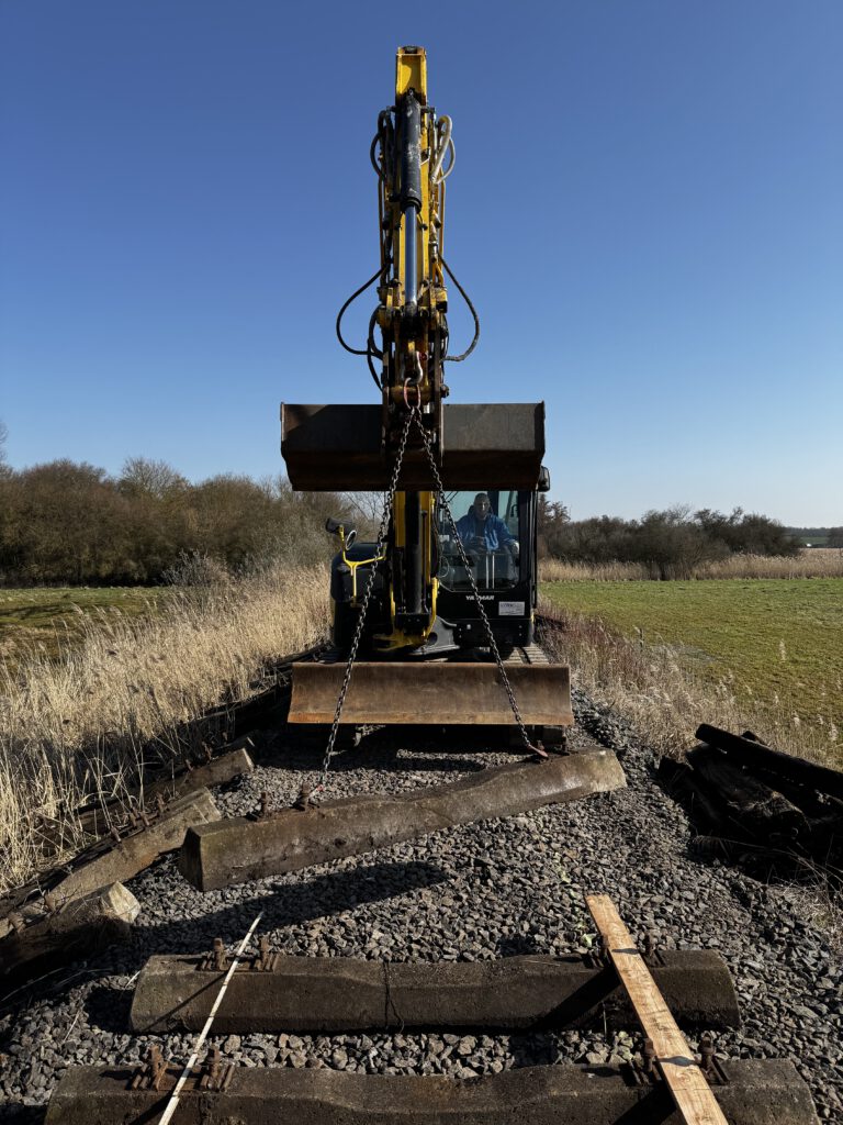 Am Haken: Eine Betonschwelle schwebt in die Baustelle