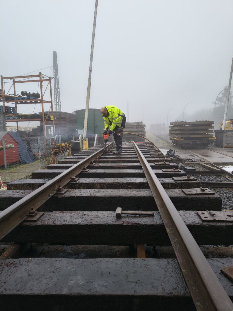Anschließend werden die Platten auf den Schwellen montiert