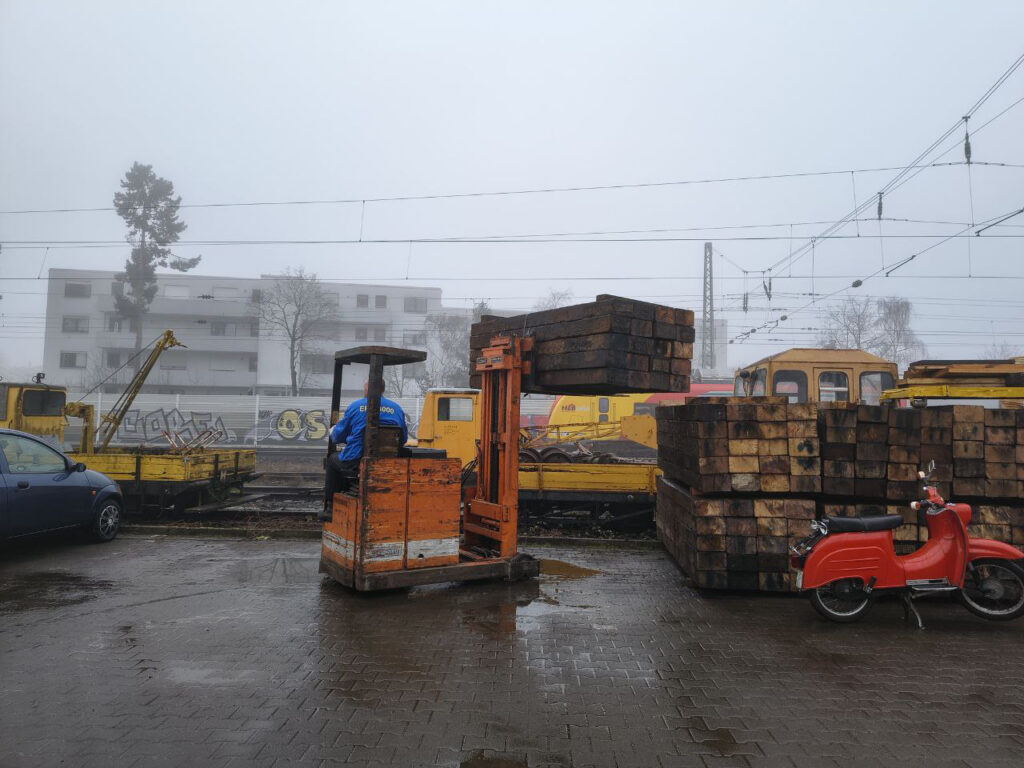 Die neuen Schwellen für die Gleisjoche für Wölfersheim