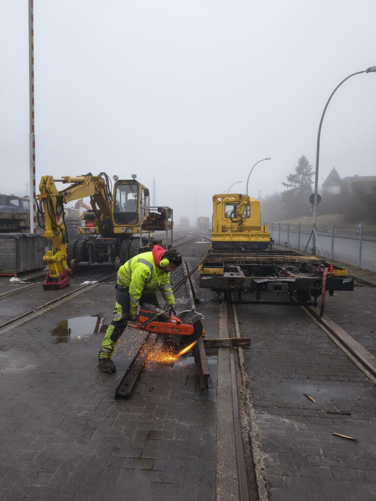 Die Schienen für die Gleisjoche in Wölfersheim wird gekürzt