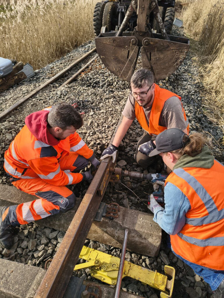 Das neue Stück Schiene wird angelascht