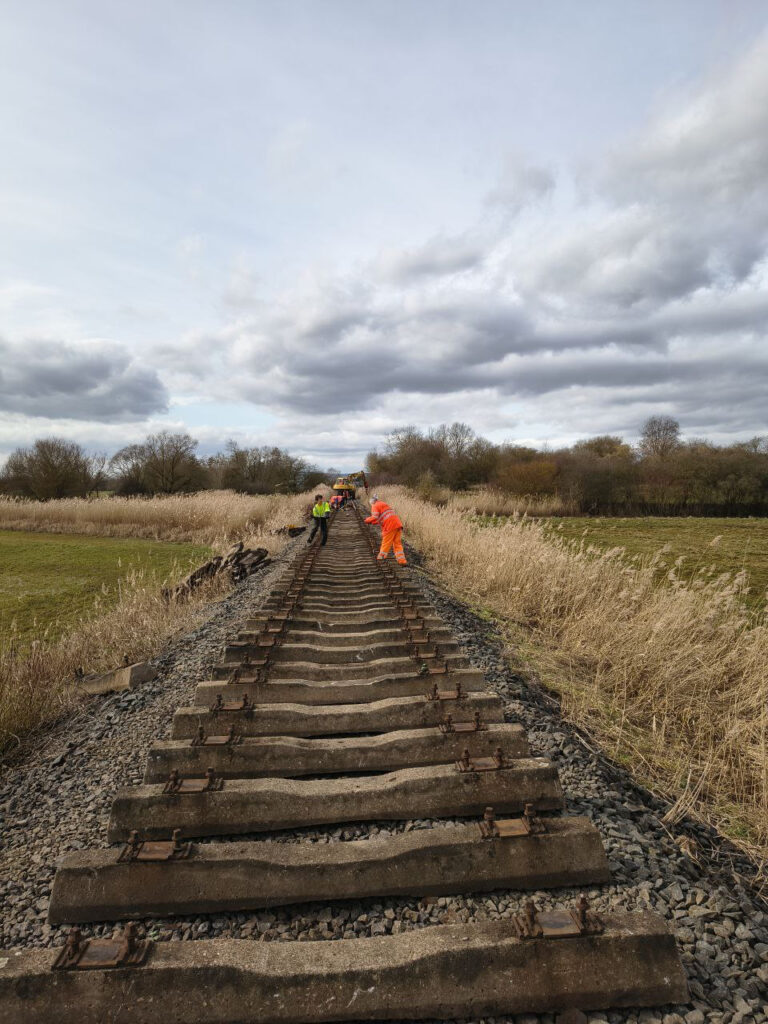 Die sorgfältig ausgelegten Schwellen warten auf neue Schienen