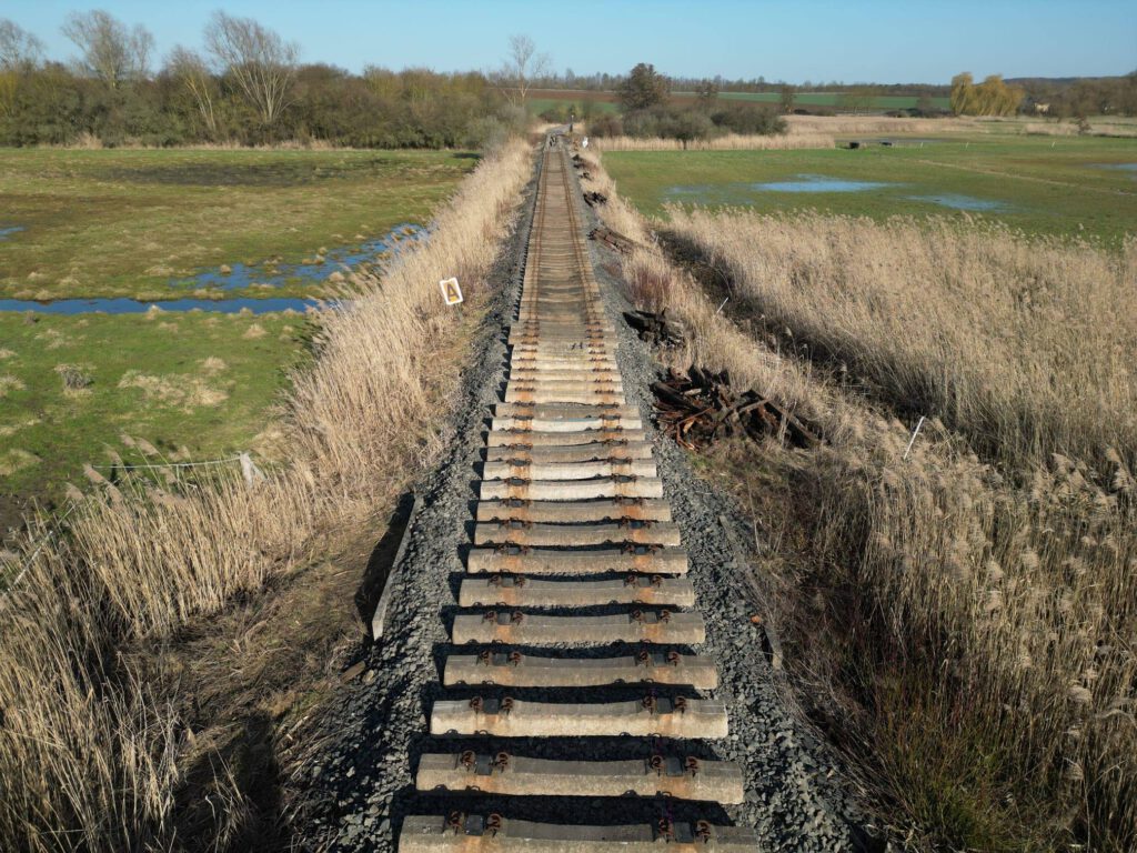Ausgelegtes Schwellen auf der Geraden vor Münzenberg