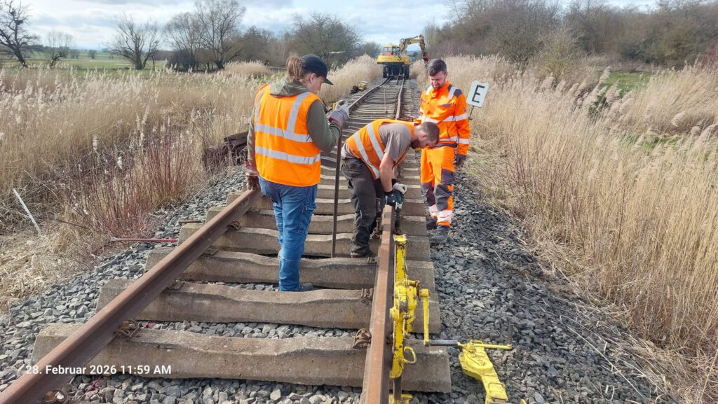 Die Schiene wird angehoben, um die Lasche zu setzen
