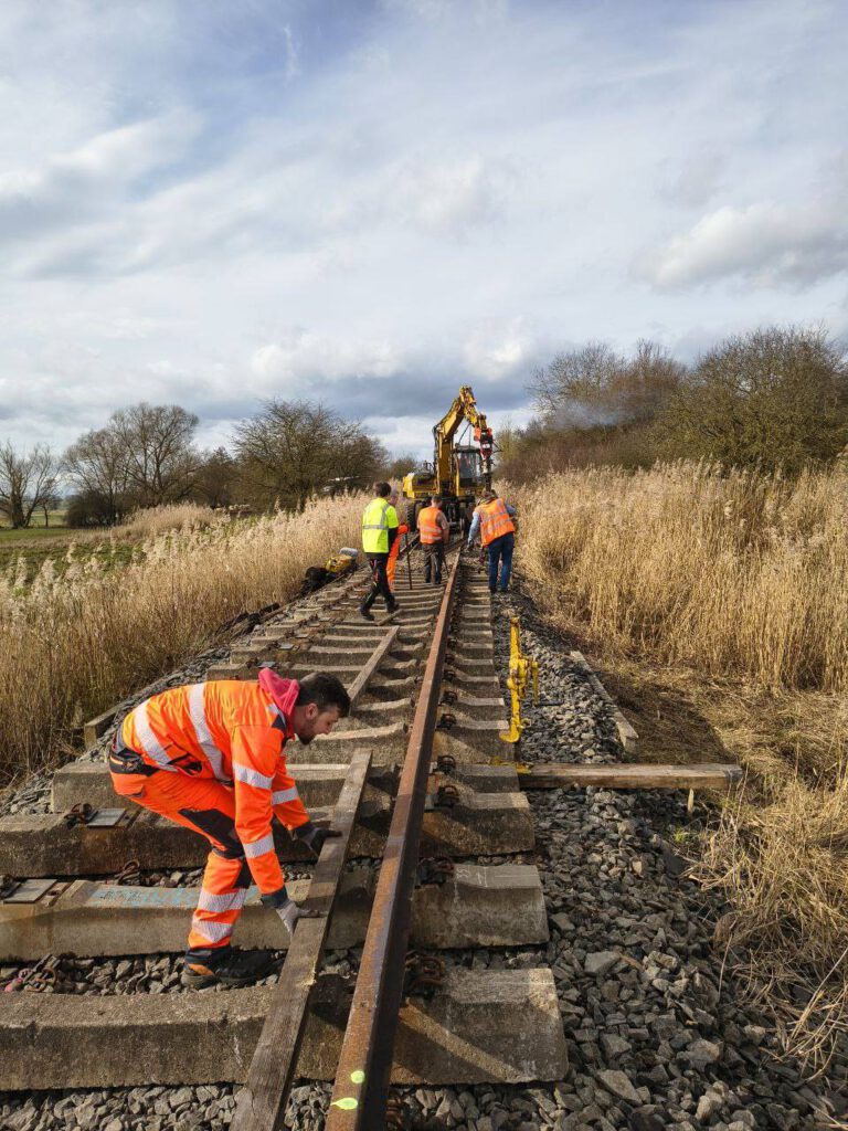 Auf dem Holz lässt sich die Schiene gut rücken