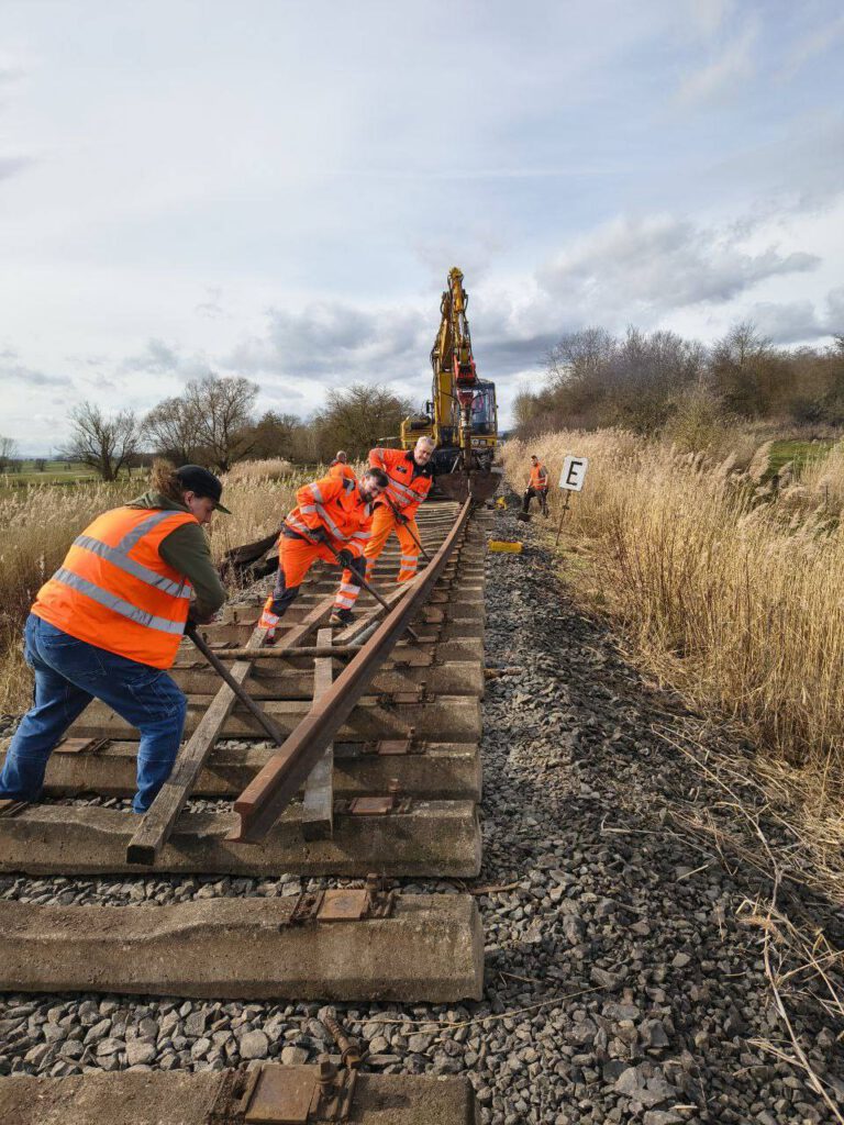 Gemeinsam hat man genug Kraft, um die Schienen zu bewegen