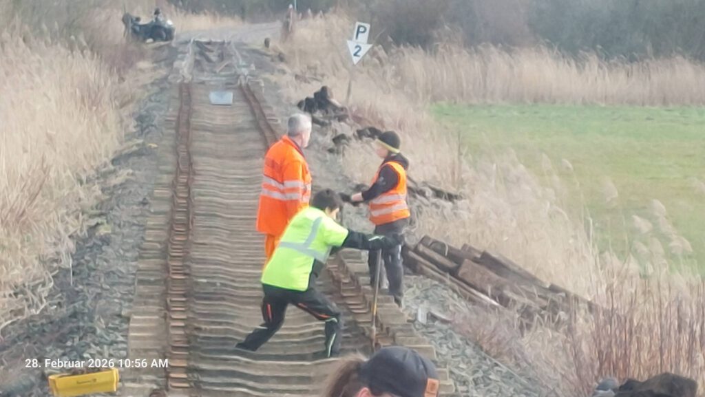 Das Kleineisen auf der Schwelleninnenseite wird demontiert