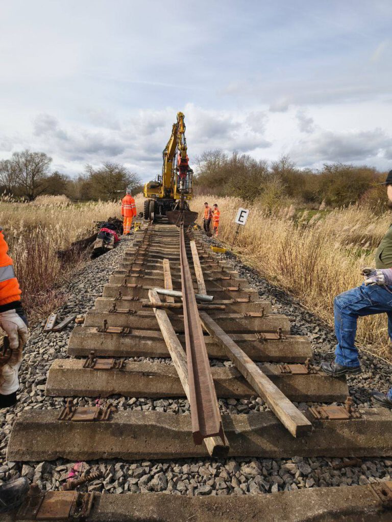 Auf der Rolle gleitet die Schiene zum gewünschten Ort