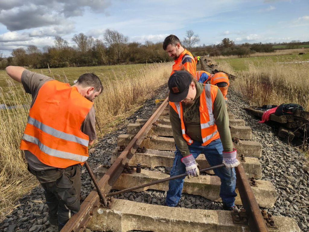 Teamwork ist gefragt, wenn es um die Montage des Kleineisens geht