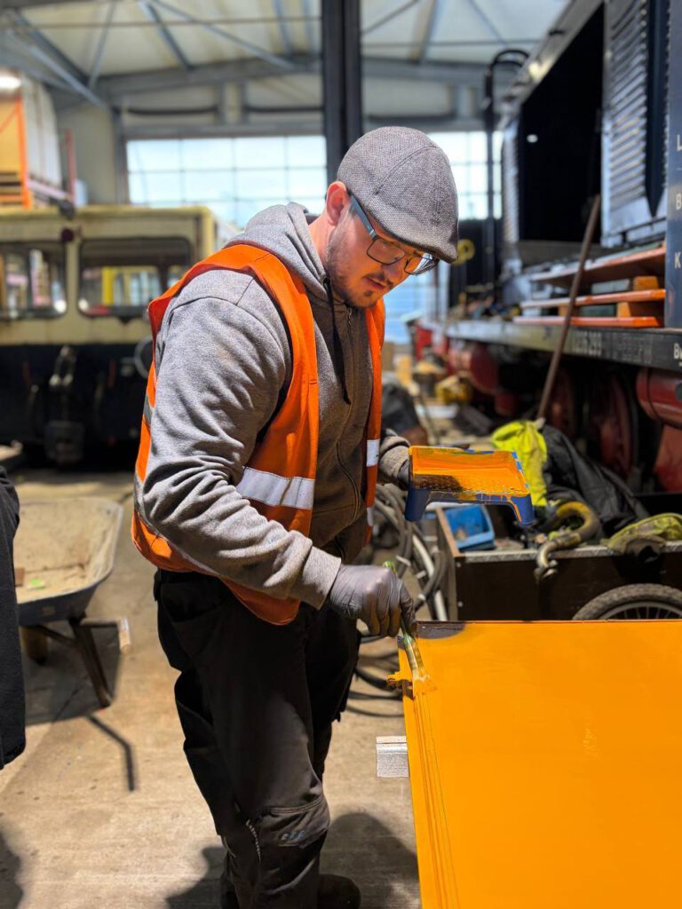 Lackierarbeiten an den Türen des Rolba
