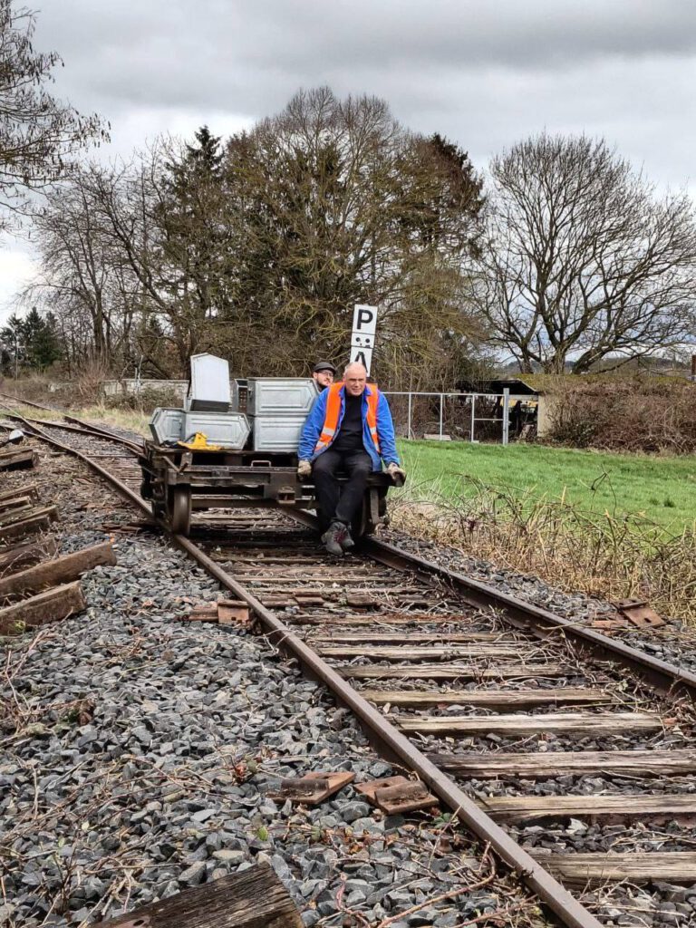 Ein KLA mit Kleineisen beim "manuellen" Rangieren