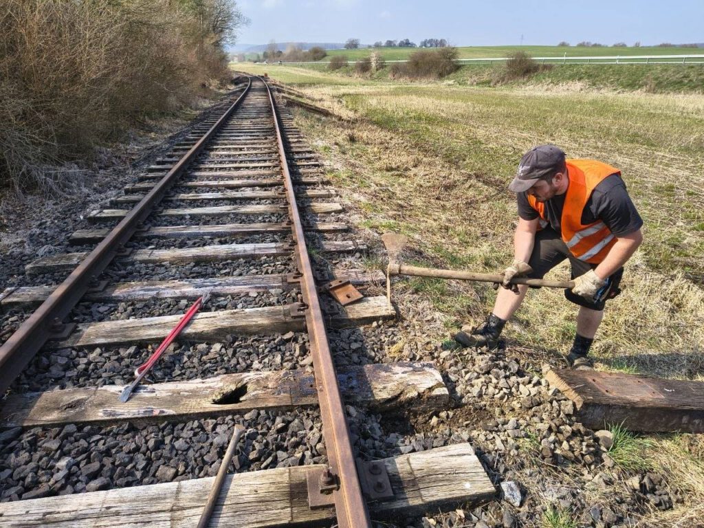 Die Schwellenenden müssen freigegraben werden, damit der Wechsler sie greifen kann