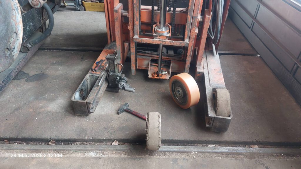 Auch der Gabelstapler braucht Liebe: Räderwechsel