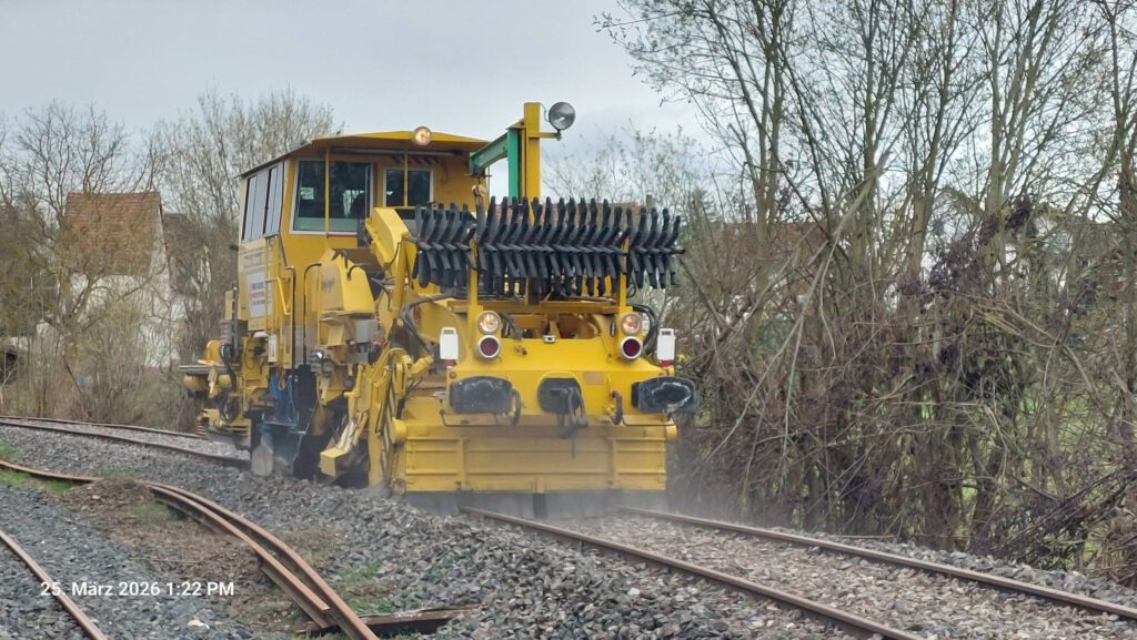 Bei voller Arbeit: Die "Gleiskehrmaschine"