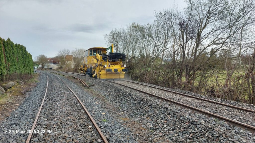 Aus dem überschwänglich eingeschottertem Gleis 1 wird ein schöner Bahndamm