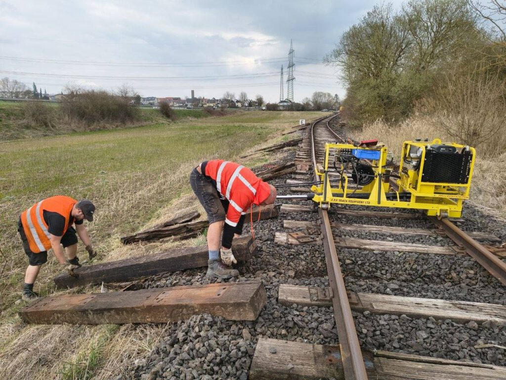 Gemeinsamen werden die neuen Schwellen in das entstandene Fach gelegt