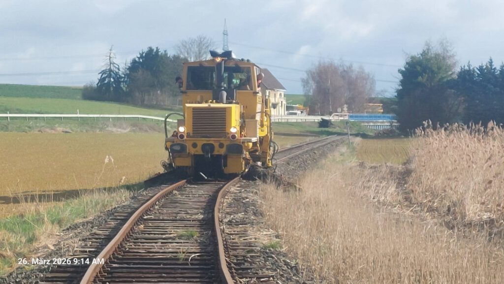 Der Schotter wird gleichmäßig verteilt, sodass die Stopfmaschine arbeiten kann