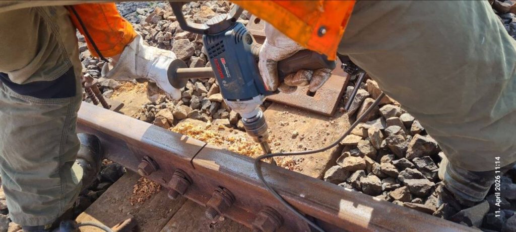 Neue Schwellenlöcher werden gebohrt, um die Verschraubung der Schiene mit der Schwelle vorzubereiten