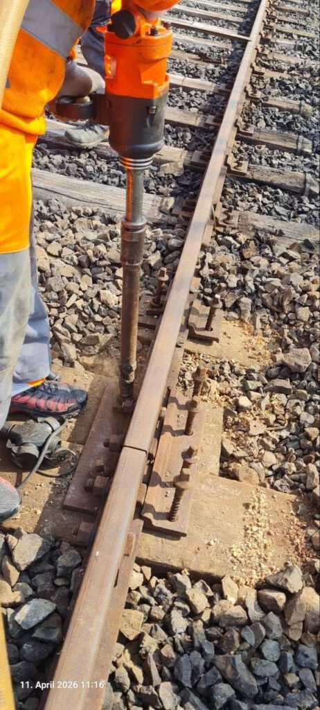 Verschraubung einer doppelten Schwelle am Schienenstoß