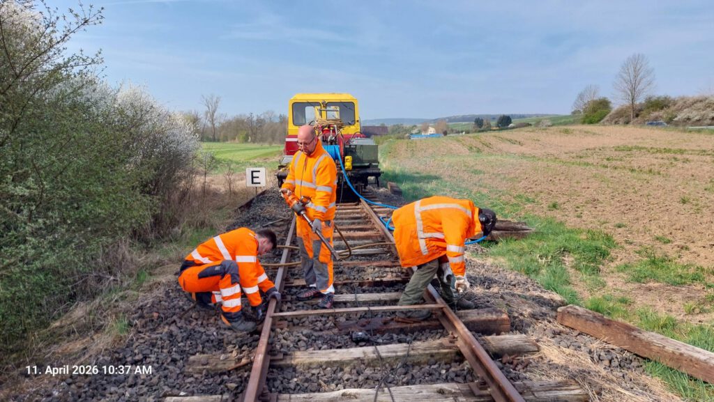 Teamwork: Vorbereitung und Verschrauben der neuen Schwellen