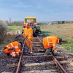 Teamwork: Vorbereitung und Verschrauben der neuen Schwellen