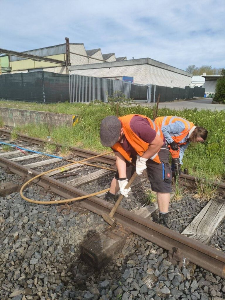 Mit Pressluft und schwerem Hammer wird vorbereitet