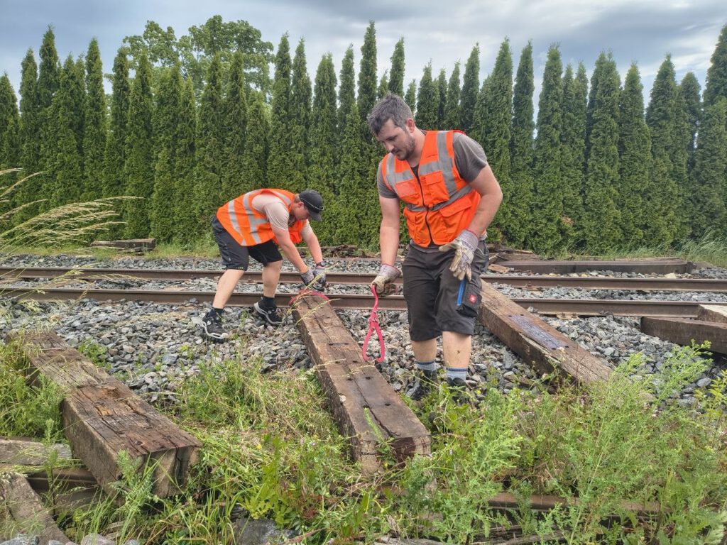 Teamwork: Eine Holzschwelle wiegt in etwa 80kg
