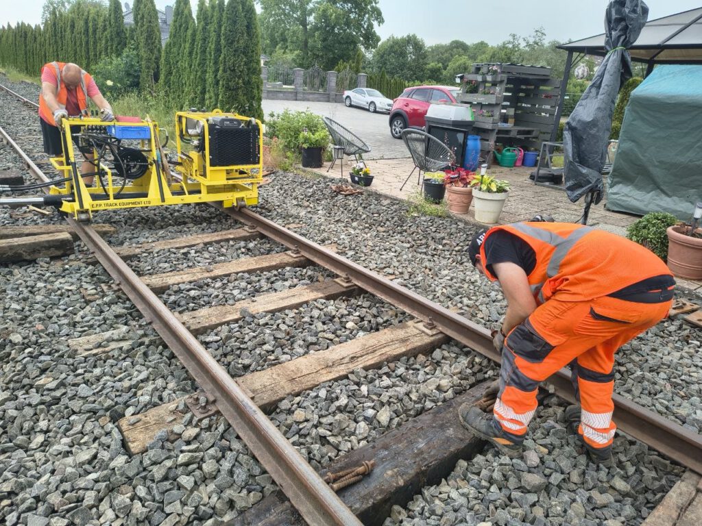 Während vorne Schwellen getauscht werden, wird dahinter Kleineisen ausgelegt