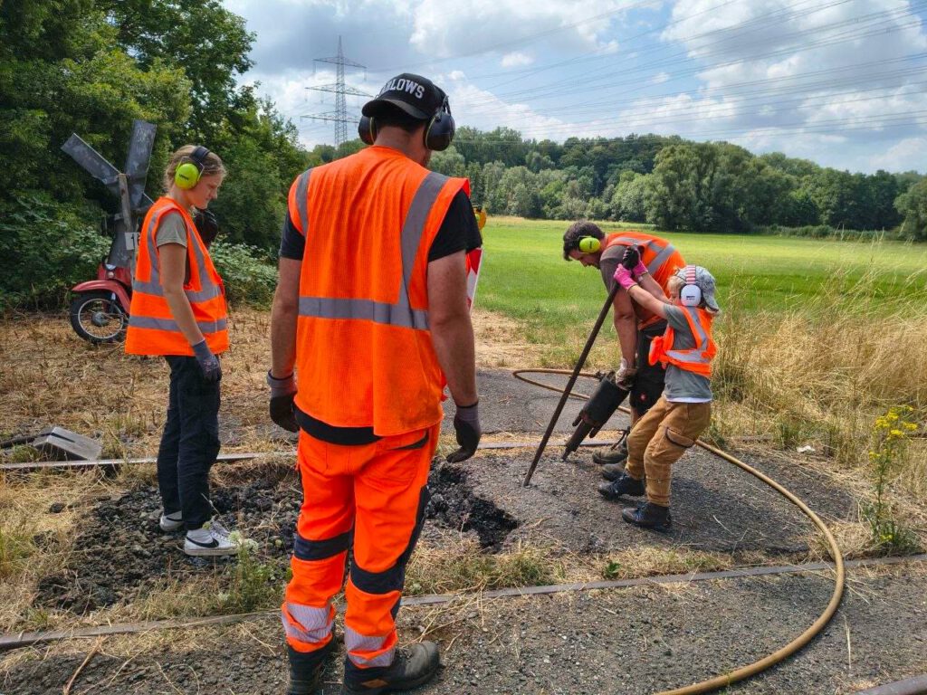 Kleine Helfer, große Wirkung: Aufstemmen des Asphalts mit der Brechstange