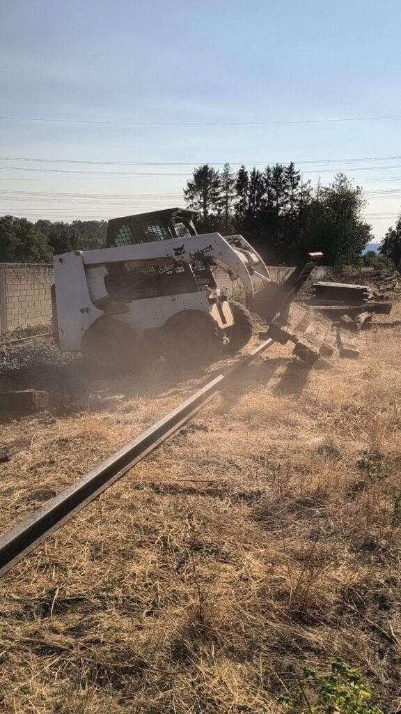 Mit dem Bobcat Schwellen bergen - danke für die Unterstützung