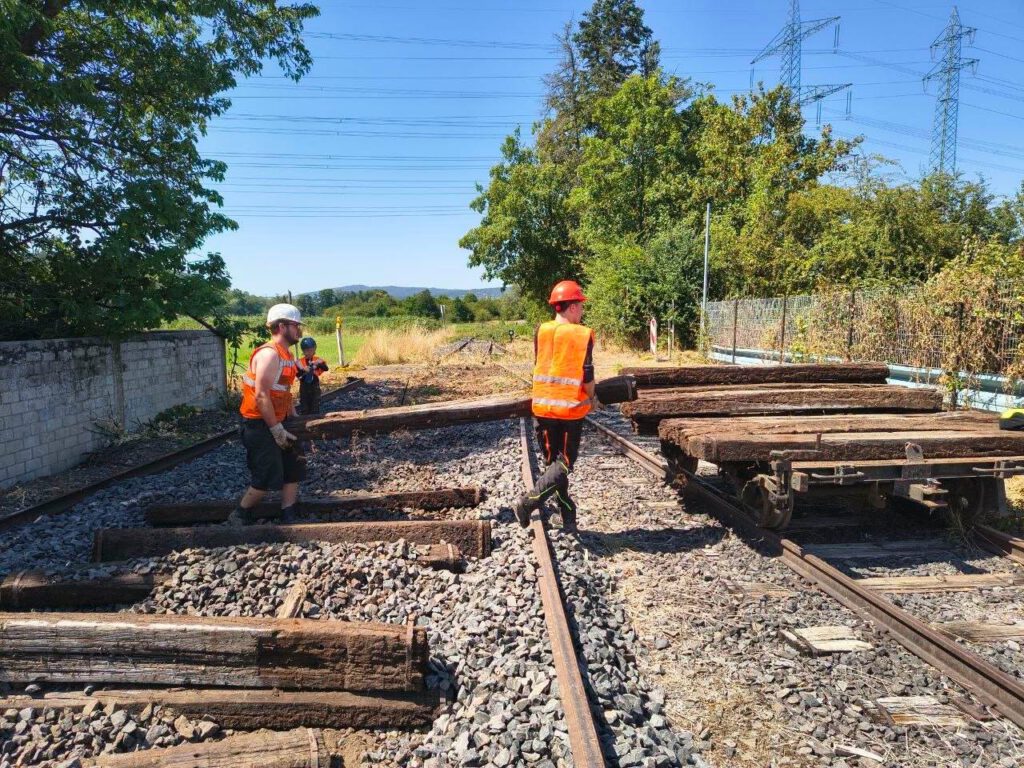 Altschwellen werden zum Abtransport auf einen Kla geladen